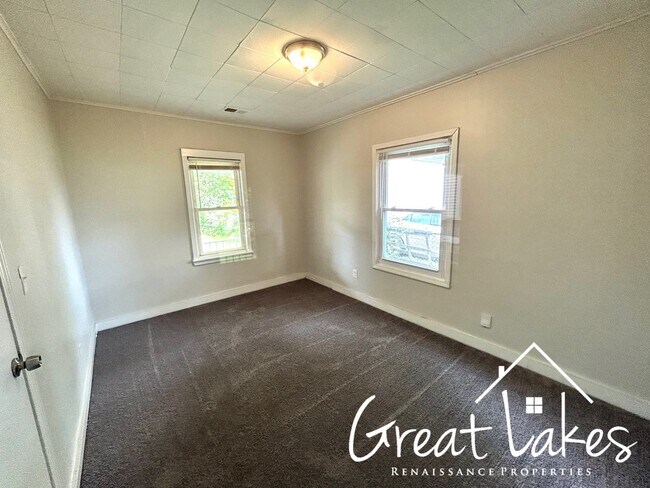 Building Photo - Warm and cozy 2 bedroom/1 bathroom home in...