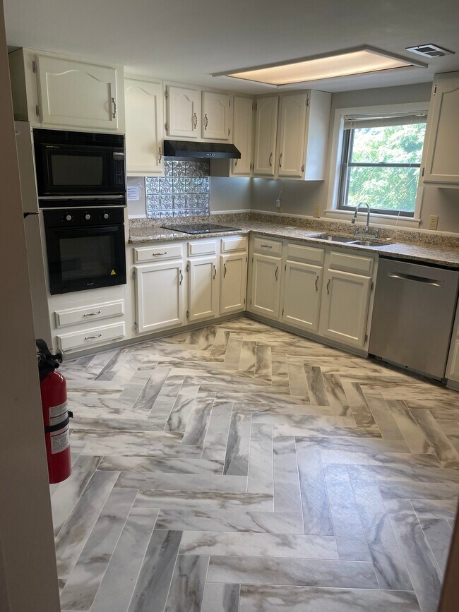 Cocina recientemente renovada - 817 Elysian Ave