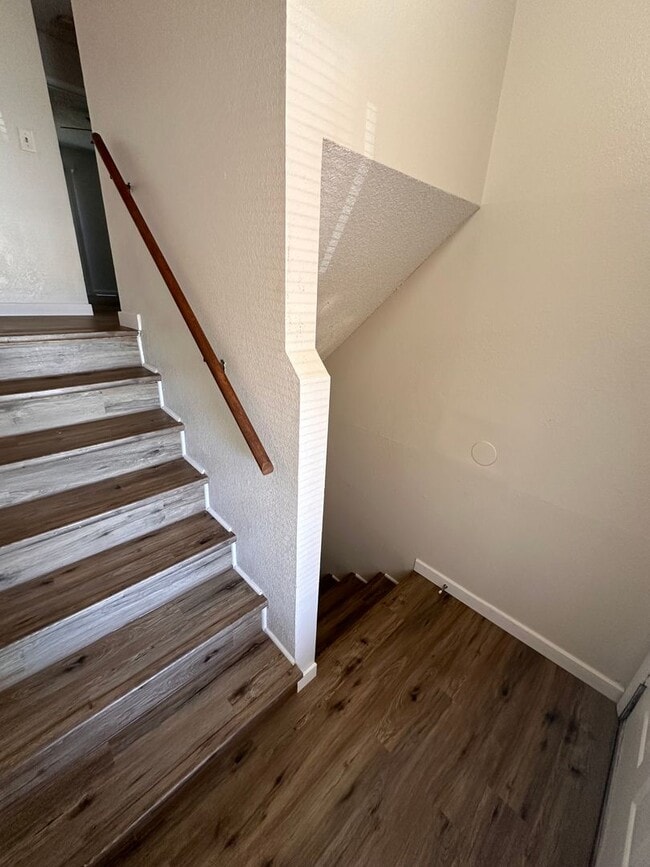 Building Photo - $895 - 2 bed 1.5 bath beautiful bi-level a...