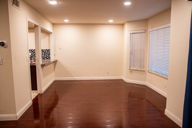 Building Photo - 675 Folsom Cir