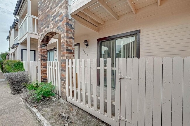 Building Photo - 3809 Tanglewilde St