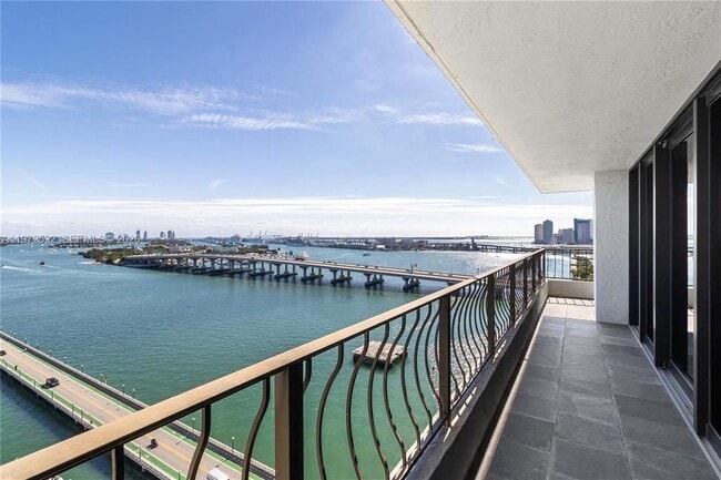 Foto del edificio - 555 NE 15th St