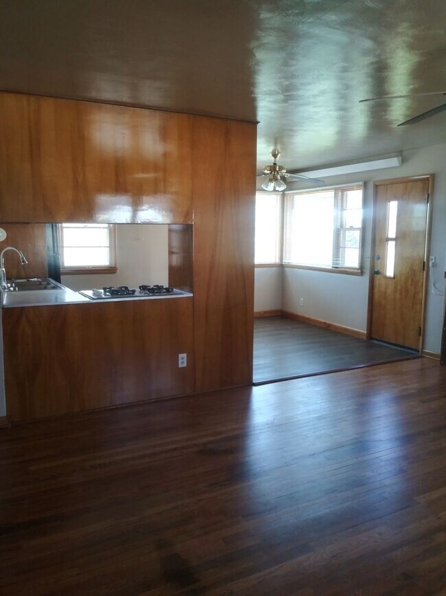 Building Photo - r211LBP