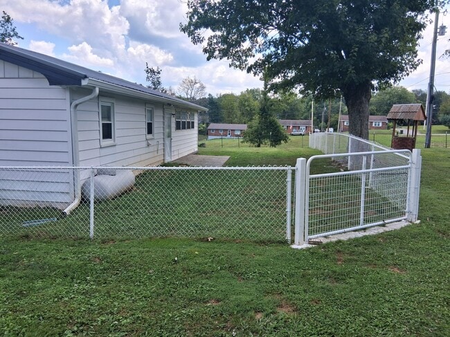 Building Photo - 1424 Hawkins Dr