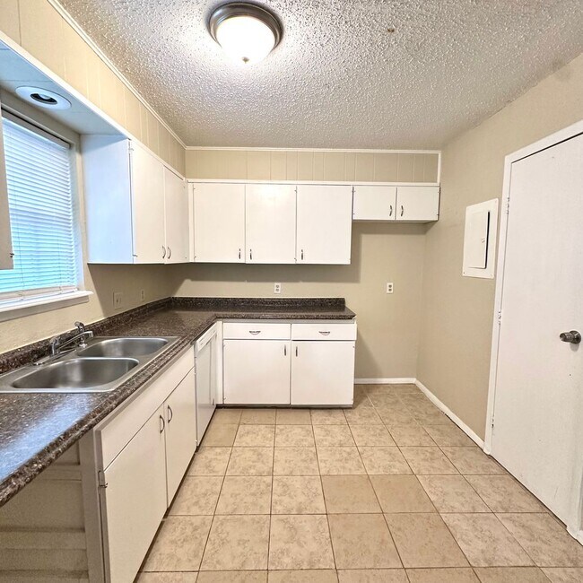 Foto del edificio - Move In Special 1/2 Off First Months Rent! - Cute 3 Bedroom 2 Bath Home Near Park!