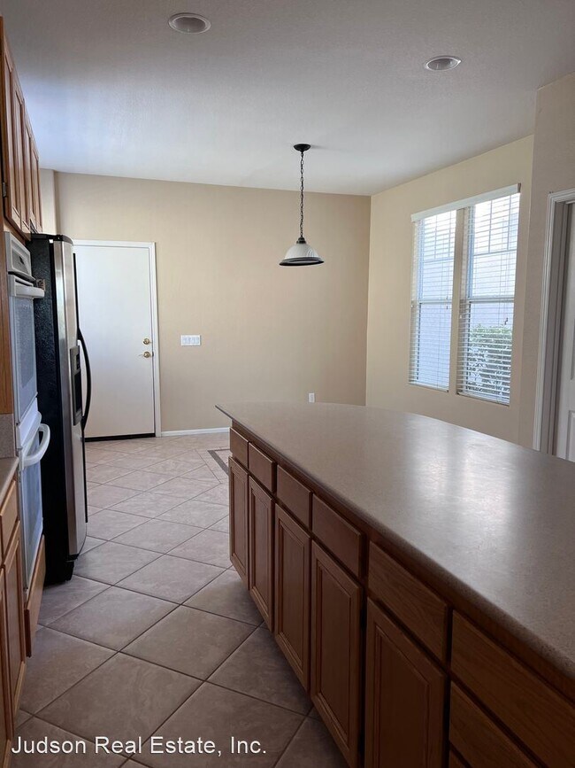 Building Photo - 4 br, 3 bath House - 312 Crownview Ct.