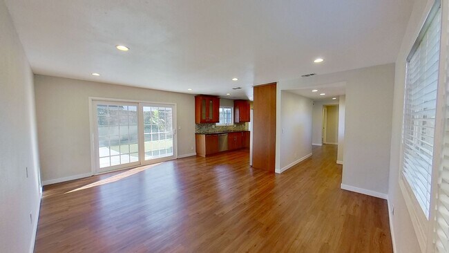 Foto del edificio - Lovely Open & Spacious Home in Huntington ...
