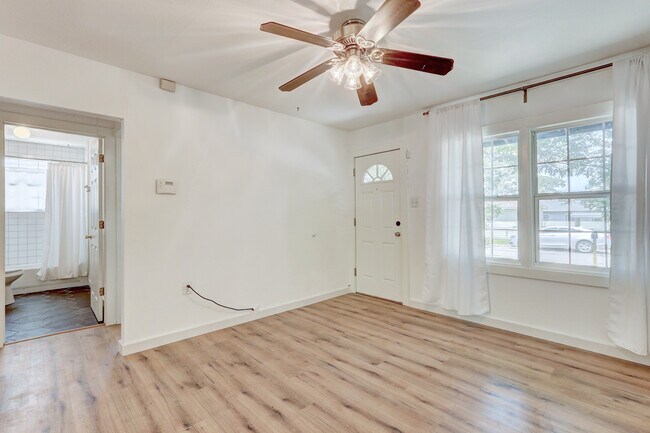 Building Photo - 1137 Mansell Ave