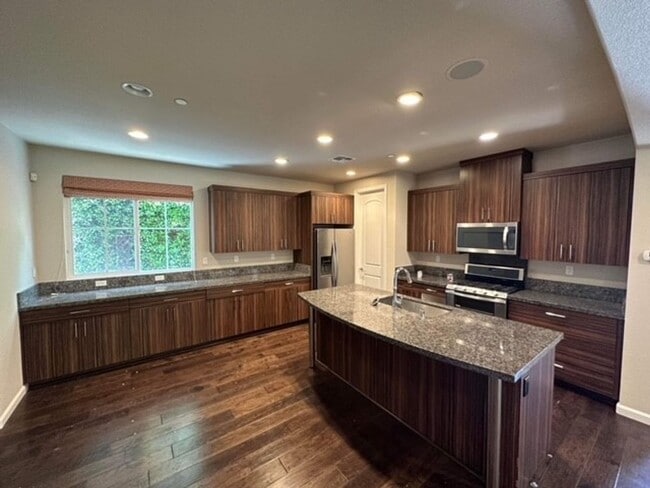 Building Photo - Newer 4 bedroom 3 bath home available