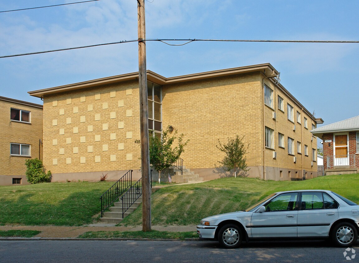 Building Photo - Woodbury Manor