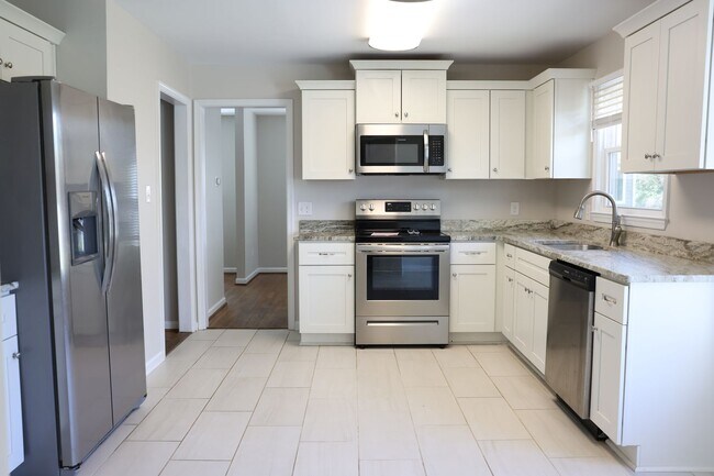 Foto del edificio - Fabulous neighborhood 4 BR home right on Elizabeth Lake