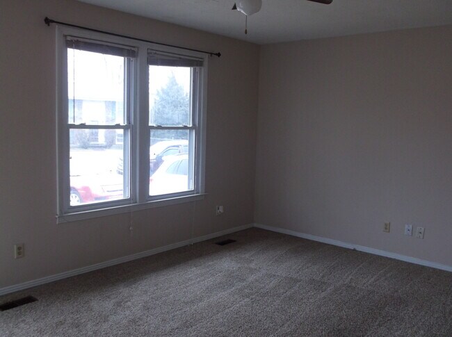 Building Photo - 812 Hillcrest Dr