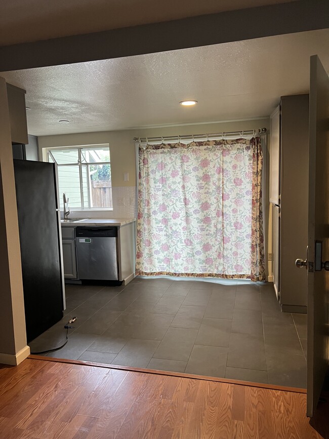 Kitchen nook - 1042 Rymar Ct