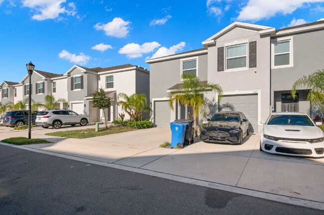 Building Photo - "Spacious 3-Bedroom Townhouse Oasis with 2...