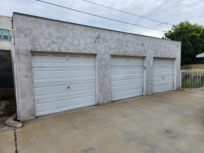 Garage - 1063 S Cloverdale Ave