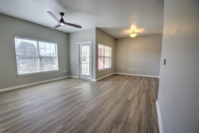 Foto del edificio - 2320 Gracy Farms Ln