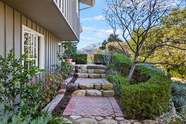 Foto del edificio - Charming 4 bed, 3 bath Craftsman home in a...