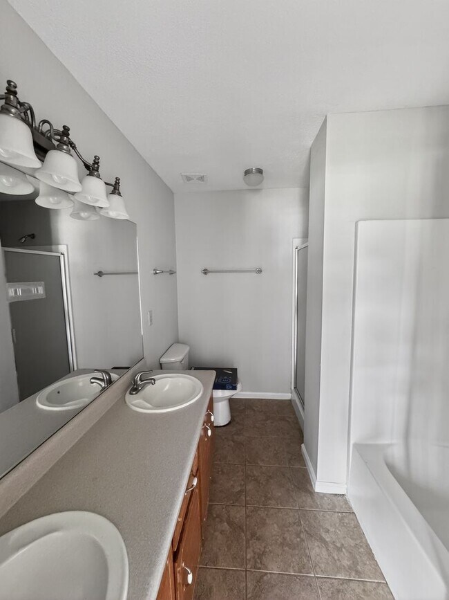 Building Photo - RATE DROP ALERT (was $2100/month) and MOVE-IN SPECIAL: $500 OFF 1ST MONTH'S RENT!**