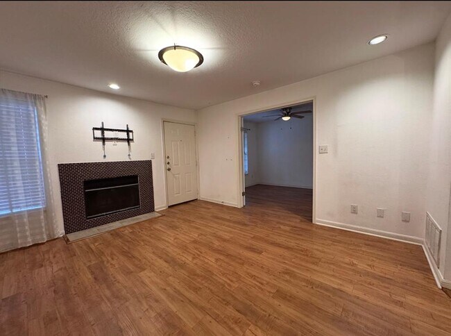 Foto del edificio - 7685 Northcross Dr