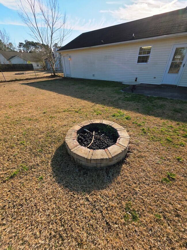 Building Photo - 4 Bedroom 2 BA Horse Creek Farms