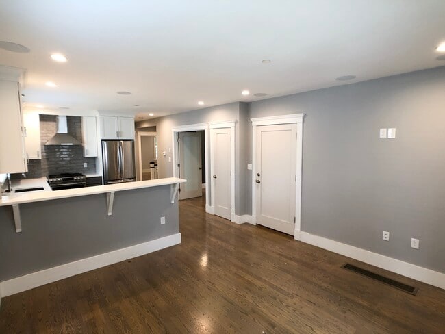 Building Photo - 88 Rossmore Rd