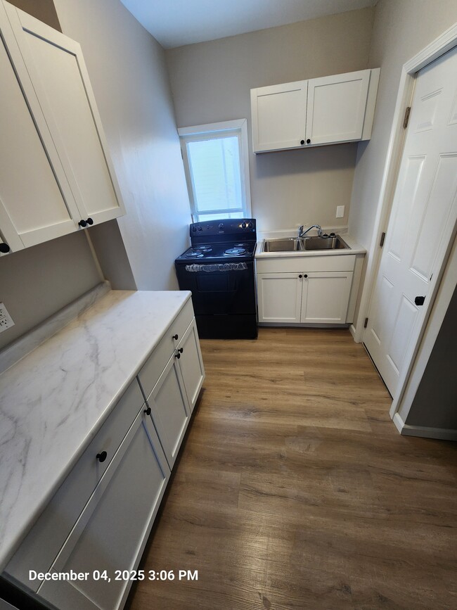 Building Photo - 418 Girard Ave