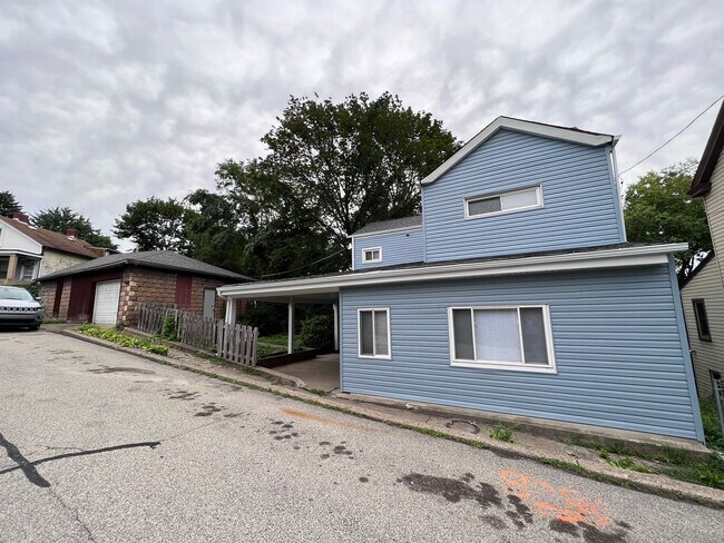 Building Photo - Now available 2BR house with garage