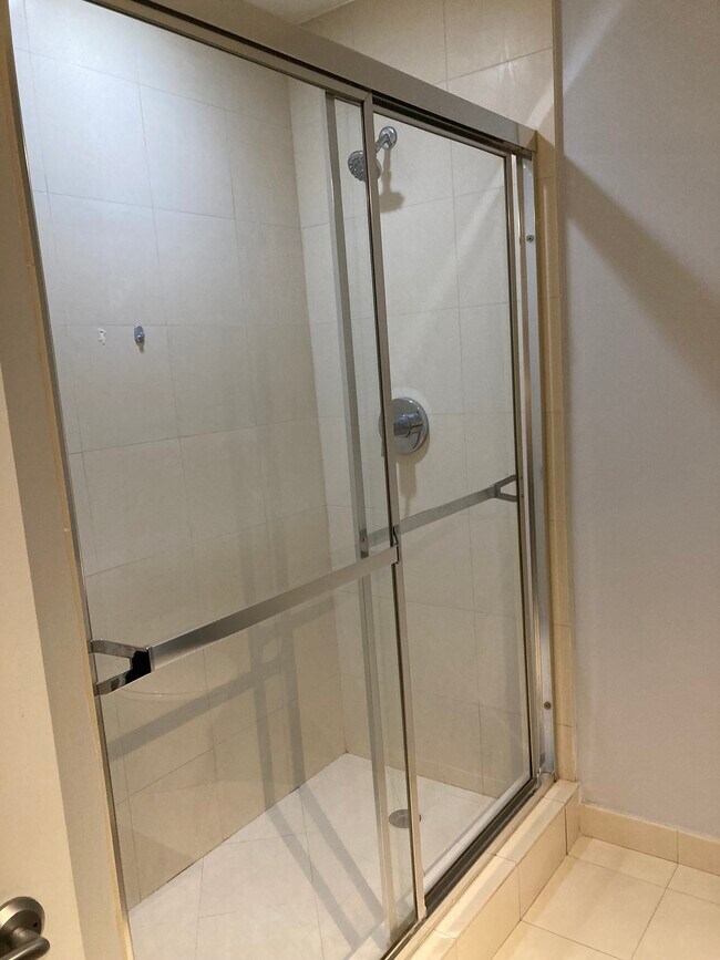 baño de invitados - 3029 NE 188th St