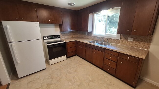 Foto del edificio - Brand new paint & move in ready 3 bed 1 ba...