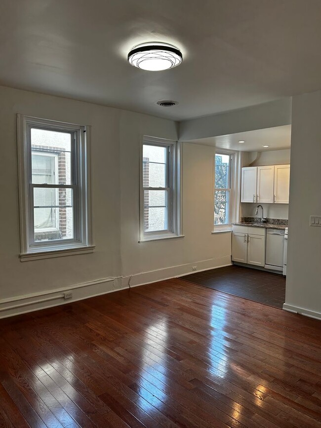 Building Photo - Newly Renovated 2 Bedroom 1 Bath -- Fabric...