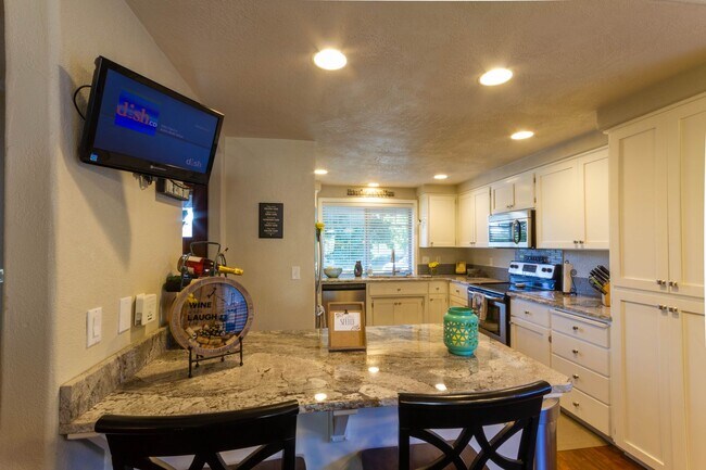 Foto del edificio - MODERN COMFORT & OPEN LAYOUT 3 BEDROOM SINGLE LEVEL HOME