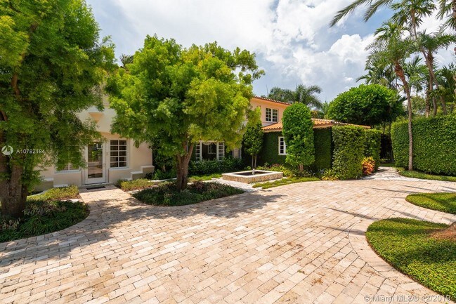 Foto del edificio - 3190 Pine Tree Dr