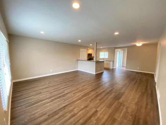 Building Photo - 5BD/2BA, Private Yard, Close to Campus!!