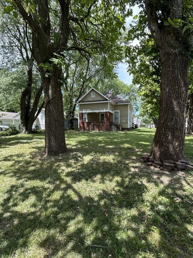Building Photo - Newly Painted, 3 Bedroom and 1 Bathroom Si...