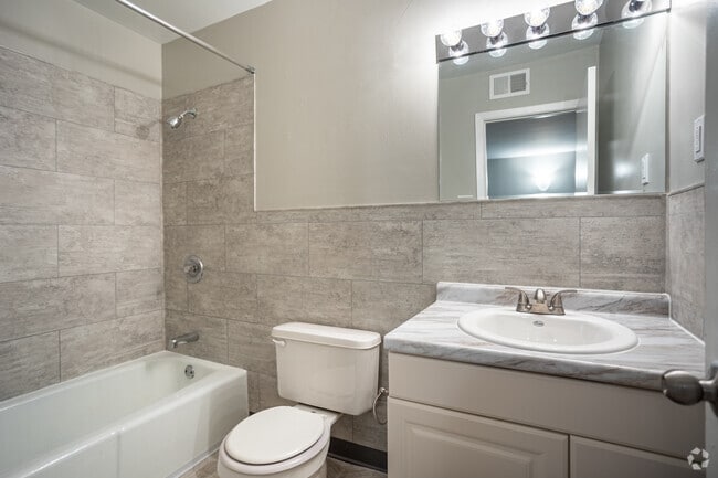 2BR, 1BA - 960SF - Colonial - Bathroom - West Gate Terrace