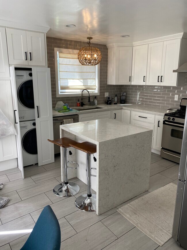Kitchen - 4825 Arcola Ave