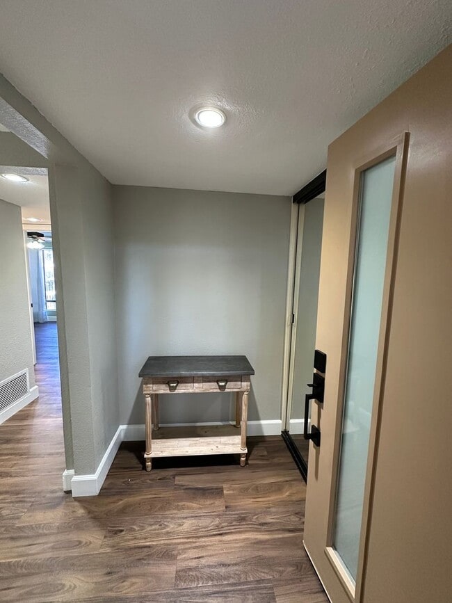 Building Photo - Huge 2 Bedroom 2 Bath Available For Immedi...