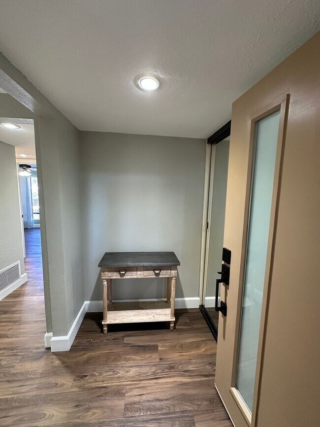 Foto del edificio - Huge 2 Bedroom 2 Bath Available For Immedi...