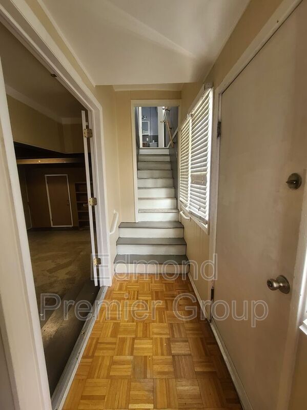 Foto del edificio - 329 E 5th St