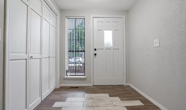 Foto del edificio - Charming 3-Bedroom Home with Modern Upgrad...