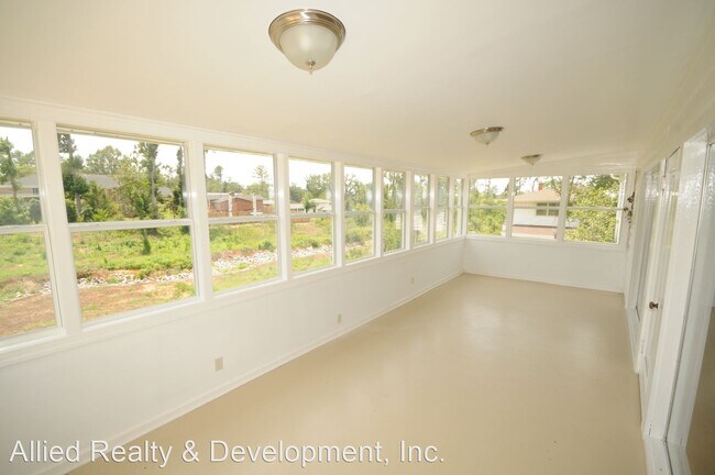 Foto del edificio - 4 br, 2 bath House - 16 Windsor Drive