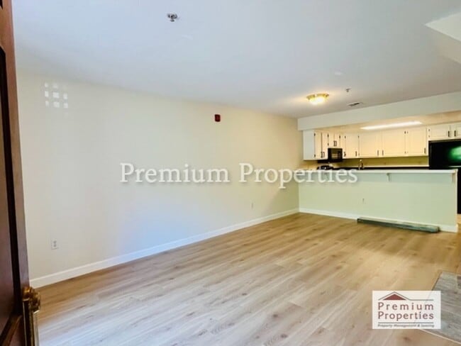 Building Photo - Charming 3BD/3BA, Upper-Level Two-Story Co...