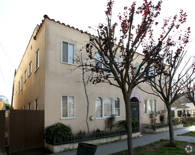 Building Photo - 608 W 6th Street
