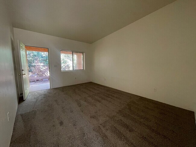 Foto del edificio - 3669 S Camino Seco