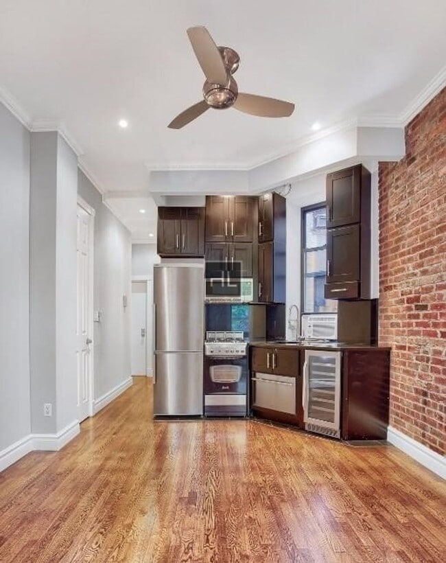 Building Photo - MOTT ST.