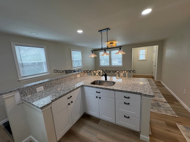 Building Photo - Fully Renovated Cottage For Rent in Riverside!