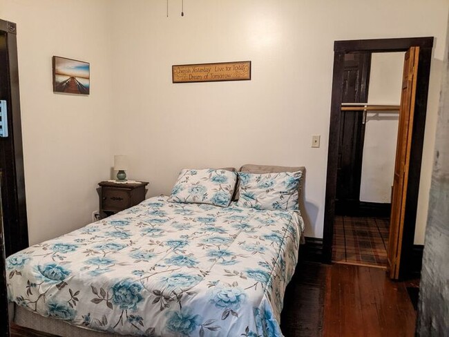 Building Photo - Cute 1 Bedroom Close to Campus w/All Utili...