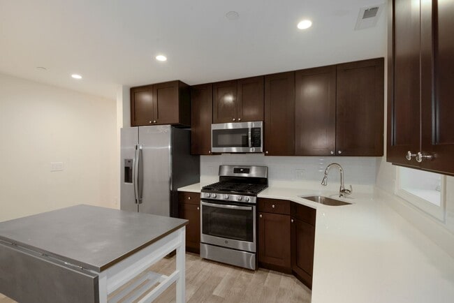 Chef's Kitchen w/ Quartz Countertops, Stainless Steel Appliances, Gas Range, Refrigerator w/ Water Dispenser, Tons of Cabinet and Counter Space! - 1892 Ontario Pl NW