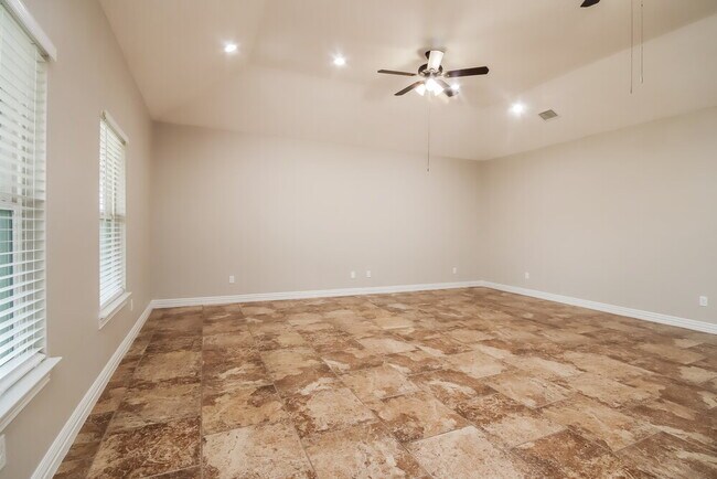 Building Photo - 610 New London Dr