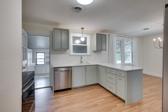 Building Photo - 2312 Modena Dr